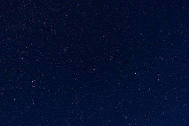 Gece gökyüzü birçok yıldızla kaplı.