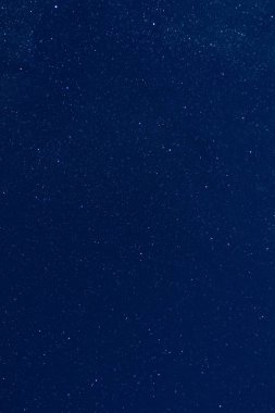 Gece gökyüzü birçok yıldızla kaplı.