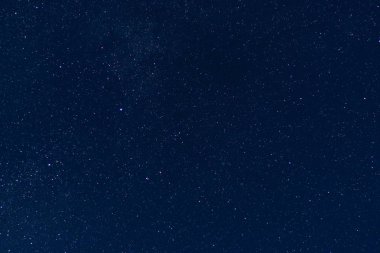 Gece gökyüzü birçok yıldızla kaplı.