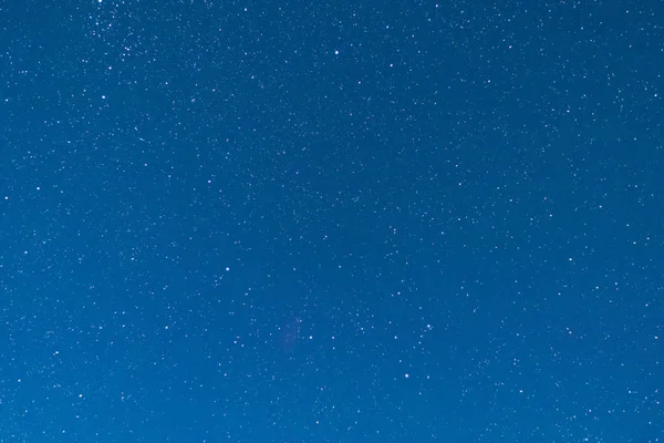 Gece gökyüzü birçok yıldızla kaplı.