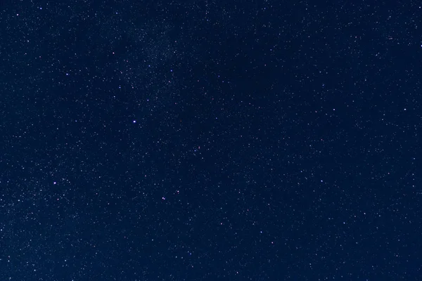 Gece gökyüzü birçok yıldızla kaplı.