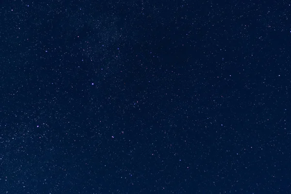 Nocne niebo pokryte wieloma gwiazdami. Obraz Stockowy