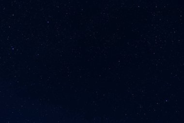 Gece gökyüzü birçok yıldızla kaplı.