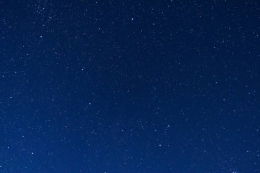 Gece gökyüzü birçok yıldızla kaplı.