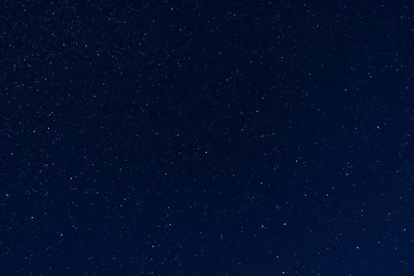Gece gökyüzü birçok yıldızla kaplı.