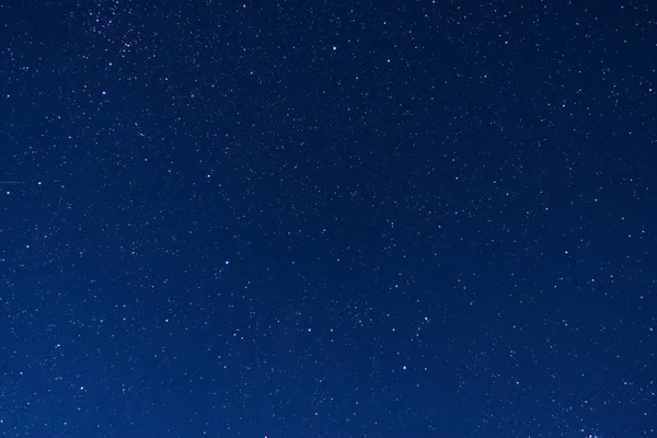 Gece gökyüzü birçok yıldızla kaplı.