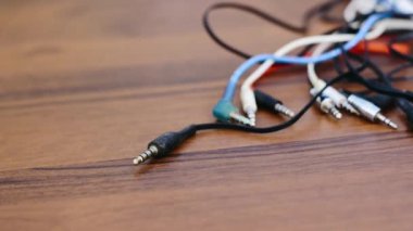 Birçok kulaklık masada yatıyor.