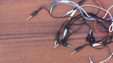 Birçok kulaklık masada yatıyor.