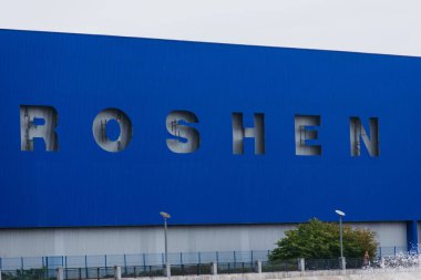 Tesis Vinnytsia 'nın merkezinde, çeşmelerin yanında..
