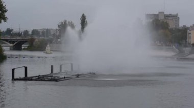 Ukrayna 'nın Vinnitsa şehrindeki çeşme. Çeşme her gün açık..
