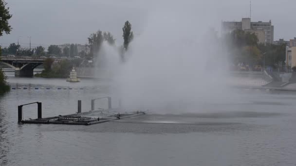 Fontein in de Oekraïense stad Vinnitsa. De fontein is dagelijks geopend. — Stockvideo