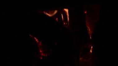 Çamurda yakacak odun yanığı.