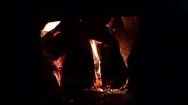 Çamurda yakacak odun yanığı. Koyu, güzel ateş arkaplanı.