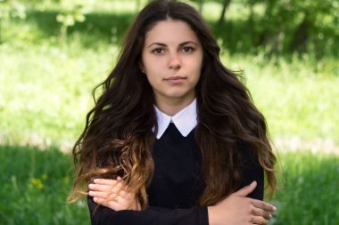 Güzel bir manken siyah bir elbise giyiyor.