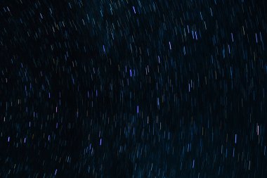 Mavi gece gökyüzü parlak yıldızlarla kaplıydı ve uzun süre fotoğraflandı. Astrofotoğrafçılık.