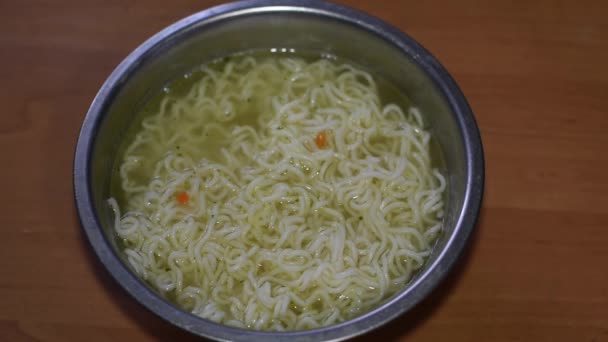Misture garfo em macarrão instantâneo. antes de comer — Vídeo de Stock