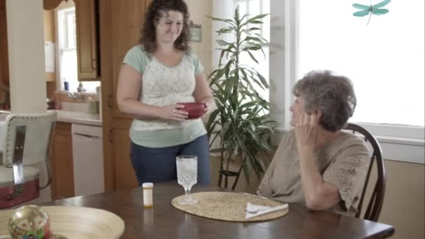 妇女带来老年妇女汤在家 — 图库视频影像