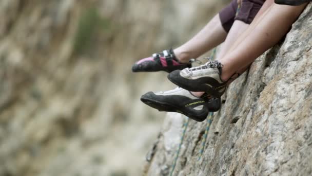 Drei Frauen Der Spitze Einer Kletterroute Die Füße Über Den — Stockvideo