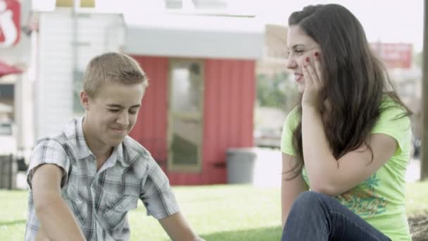 Nastoletni Chłopiec Dziewczyna Trzymając Ręce Siedząc Trawie — Wideo stockowe