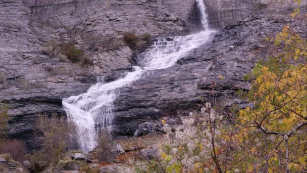 瀑布倾泻而下的岩石悬崖 — 图库视频影像