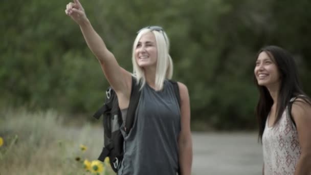 Zwei Frauen Zeigen Auf Wandertour Nach Oben — Stockvideo