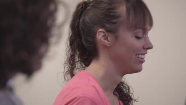 两个女人在健身房说话的紧张镜头 — 图库视频影像