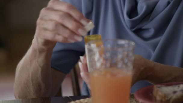 老妇吃药 — 图库视频影像