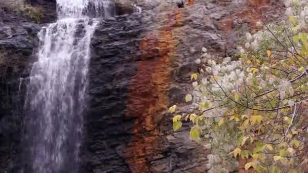 Panorámica Derecha Una Cascada Que Cae Cascada Sobre Acantilado Roca — Vídeos de Stock