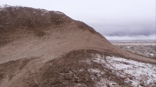 Motorrad Fährt Bei Schneefall Bergauf Und Bergab — Stockvideo