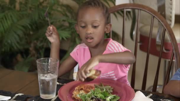 年轻女孩在餐厅餐桌上吃晚餐 — 图库视频影像