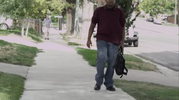 Hombre Caminando Costado Camina Cuando Detiene Debido Dolor Espalda — Vídeos de Stock