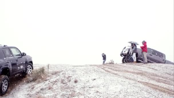 摩托车跳跃在小山在二 Suvs 和观众之间 — 图库视频影像