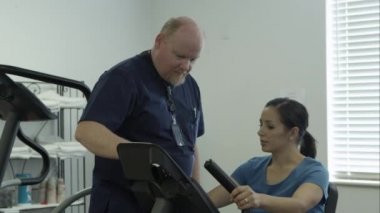 Terapist yıkamaları kadın bisiklet üzerinde.