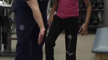 Terapist ile genç genç kız dengesi ile çalışma.