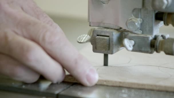 Tiro Apertado Painel Madeira Ser Cortado Por Uma Serra Fita — Vídeo de Stock