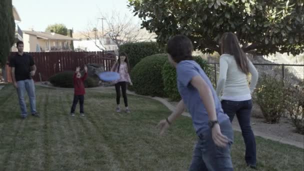 Familia Lanzando Una Pelota Disco Patio Trasero — Vídeos de Stock