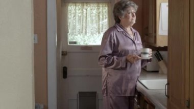 Pijamayla sıcak içecek içme kadın.