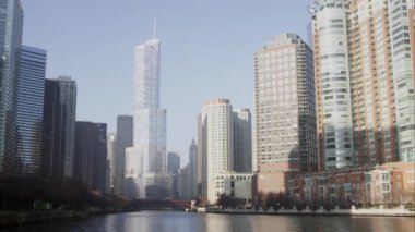 Zaman atlamalı çekim Trump bina ve bir mavna Nehri üzerinde featuring Chicago şehir merkezine.