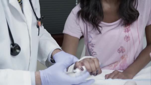 医生包裹着一个年轻女子的手腕 — 图库视频影像