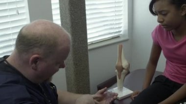 Genç kıza ortak iletki açıklayan terapist.