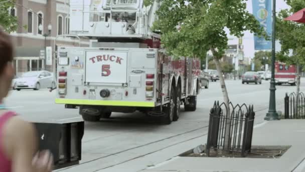 Brandbil Lämnar Som Kvinna Kör Förbi Trottoaren — Stockvideo