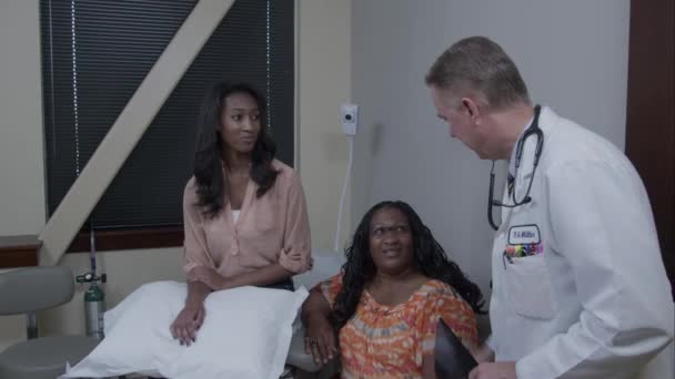 Medico Saluto Paziente Madre Poi Mostra Loro Raggi — Video Stock