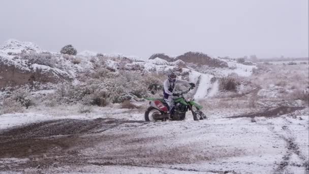 Mann Fährt Motorrad Verschneiter Wüste — Stockvideo