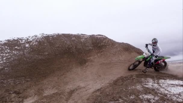 Motocicleta Montar Través Colina Nieve Cayendo — Vídeo de stock