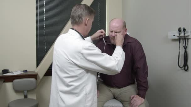 男の咳として人間の呼吸と心拍数をチェック Stethescope を持つ医師 — ストック動画