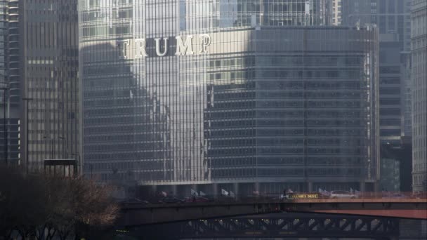 Disparo Con Vistas Puente Frente Edificio Trump Chicago — Vídeos de Stock