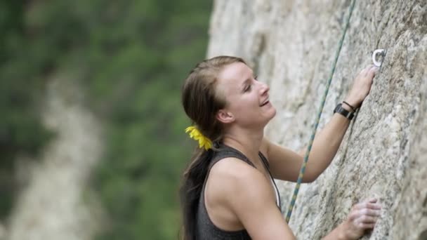 Horolezecká Žena Dčmi Která Blíží Přátelům Vrcholu — Stock video