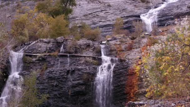 Cascada Divide Dos Acantilado Rocoso — Vídeos de Stock