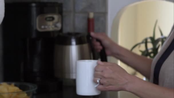 Mutfakta Kupa Içine Kahve Dökme Bir Kadının Sıkı Atış — Stok video