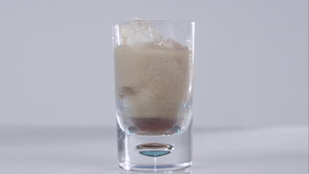 Soda Wird Mit Eis Glas Gegossen — Stockvideo